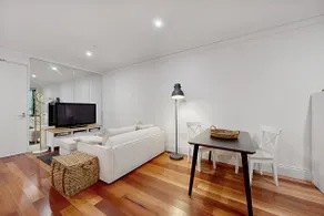 Courtyard City Apartment - Image 2
