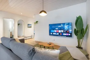 Modern Alpine Stay with free parking - Image 5