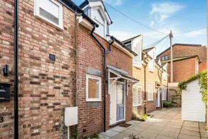 Quiet City Centre Escape – Direct Train to London - Image 2