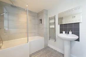 Large 4-Bedroom House in Banbury - Image 4