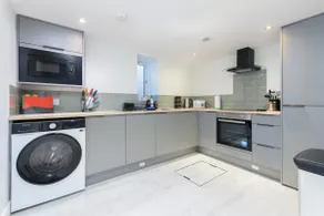 Large 4-Bedroom House in Banbury - Image 3
