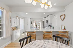 Bond Haven: Bright & Inviting Family-Friendly Home - Image 4