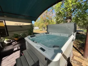 Cozy Backyard Garden Apartment with Hot Tub - Image 5