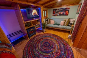 Couples Cabin • 5 min to Volcano NP • Hot Tub - Image 3