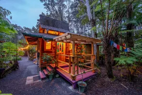 Couples Cabin • 5 min to Volcano NP • Hot Tub - Image 2