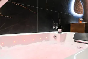 Loveroom Royal Diamond - Spa and Sauna Suite - Image 2