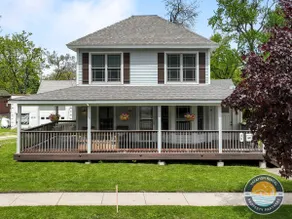 Walk-to-lake family home, porch and fire table - Image 4
