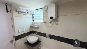Elegant couple -Friendly Room I Prime city Area - Image 3