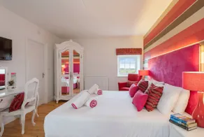 Bamburgh - Sleeps 8 - Dogs Stay Free - Enclosed Garden - Off Road Parking - Image 2