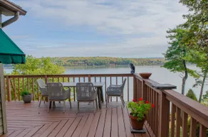 Hudson Riverfront Home with Scenic Views - Image 3