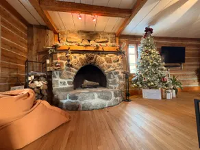 Chalet Le Vieil Âtre - Rustique, Chaleureux & Spa - Image 3