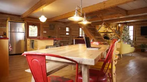Chalet Le Vieil Âtre - Rustique, Chaleureux & Spa - Image 5