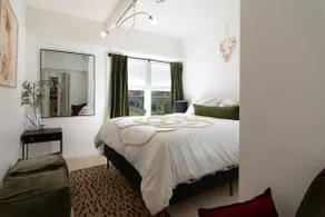 Emerald Escape: Stylish West Seattle Retreat - Image 3