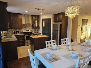 4BR Townhouse | 5-Min to DIX30 20-Min to Downtown - Image 3