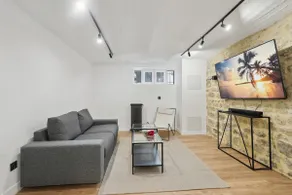 Maisons Alfort 6 Luxurious little house with private garden and Jacuzzi - Image 2