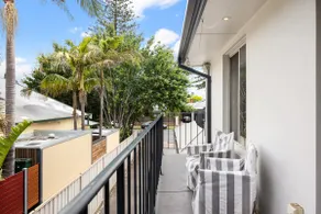 Broadway Escape—Sunny, Designer Beachside Retreat - Image 2