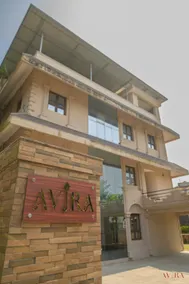 Avira - A cozy 1.5 bedroom flat • 5 mins to beach - Image 2
