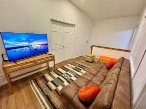 Bright duplex with wifi and separate entrance - Image 3