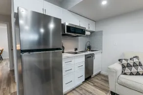 Vivian’s Place – Stylish Business & Leisure Suite - Image 3