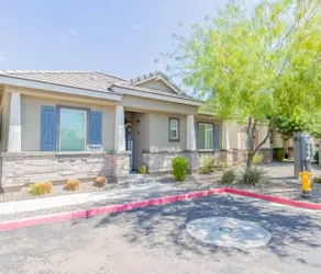 Lakeside Villa Apt • Dog Park • WiFi • Laundry - Image 2