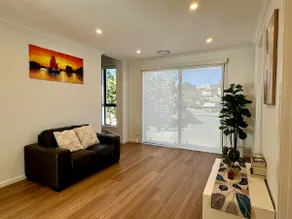 Designer 4-Bed Coastal Home Walk to Beach & Shops - Image 5