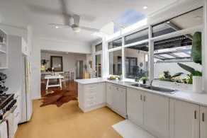Adelaide Central Artistic bluestone Retreat - Image 5