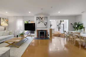 Adelaide Central Artistic bluestone Retreat - Image 2