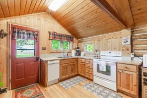 The Denny Creek Cabin- Cozy studio cabin 7 miles from Yellowstone with king bed - Image 4