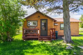 The Denny Creek Cabin- Cozy studio cabin 7 miles from Yellowstone with king bed - Image 2
