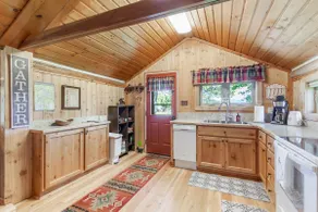 The Denny Creek Cabin- Cozy studio cabin 7 miles from Yellowstone with king bed - Image 5