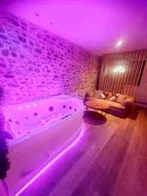 Villa Romance Intime Prestige -Jacuzzi Privatif, , Table a massage , Fauteuil tantra, Balançoire romantique - Image 5