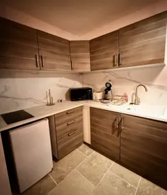 César Room – station & center 2 min away - Image 4