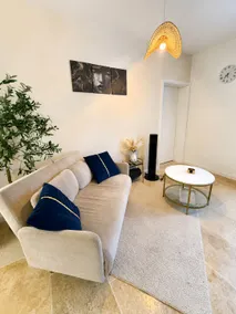 César Room – station & center 2 min away - Image 2