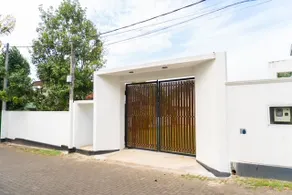 Luxury 4-Bed Room Home in Colombo Proximity - Image 2