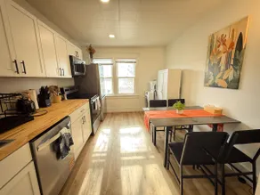Charming & Modern Apt 4 Min Walk to UIUC/Carle/DT - Image 4