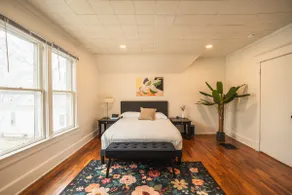 Charming & Modern Apt 4 Min Walk to UIUC/Carle/DT - Image 2