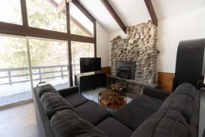 The Upstairs: Catskills Dog-Friendly Getaway - Image 3