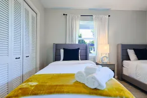 Parkside Retreat for Families & Groups | Sleeps 11 - Image 5