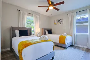 Parkside Retreat for Families & Groups | Sleeps 11 - Image 3