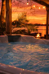 Lakefront Luxury w Hot Tub & stunning Sunsets - Image 2