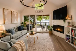 Lakefront Luxury w Hot Tub & stunning Sunsets - Image 3