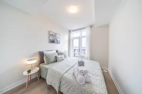 Modern 4BR Oakville Townhouse - Image 4