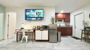New Modern Guest House • Fast WiFi + Parking - Image 4