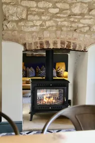 Cosy Cotswold Cottage with Fireplace and Courtyard - Image 3