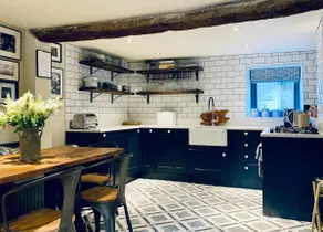 Cosy Cotswold Cottage with Fireplace and Courtyard - Image 4