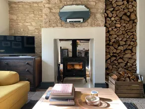 Cosy Cotswold Cottage with Fireplace and Courtyard - Image 5