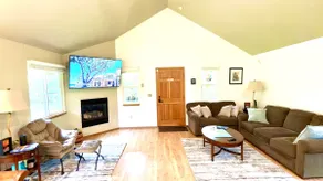 6 Min to Volcanoes NP | Fireplace + Cali King - Image 2