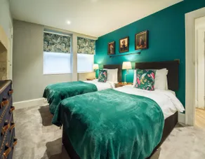 NEW - Dashwood Apartment - Two-Bed Apartment with Hot Tub - Image 4