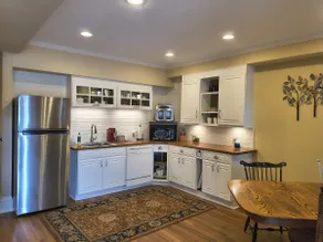 Lakeview Garden Suite Near Downtown - Image 4