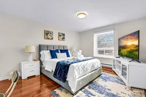 Sophisticated 4BR Lakeshore Retreat - Image 2